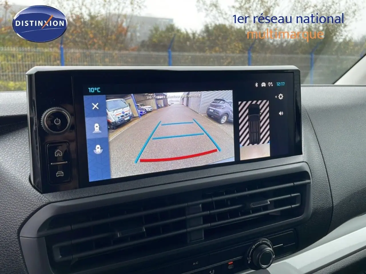 Écran tactile intérieur montrant la caméra de recul du Citroën Jumpy gris Artense, vue du tableau de bord.