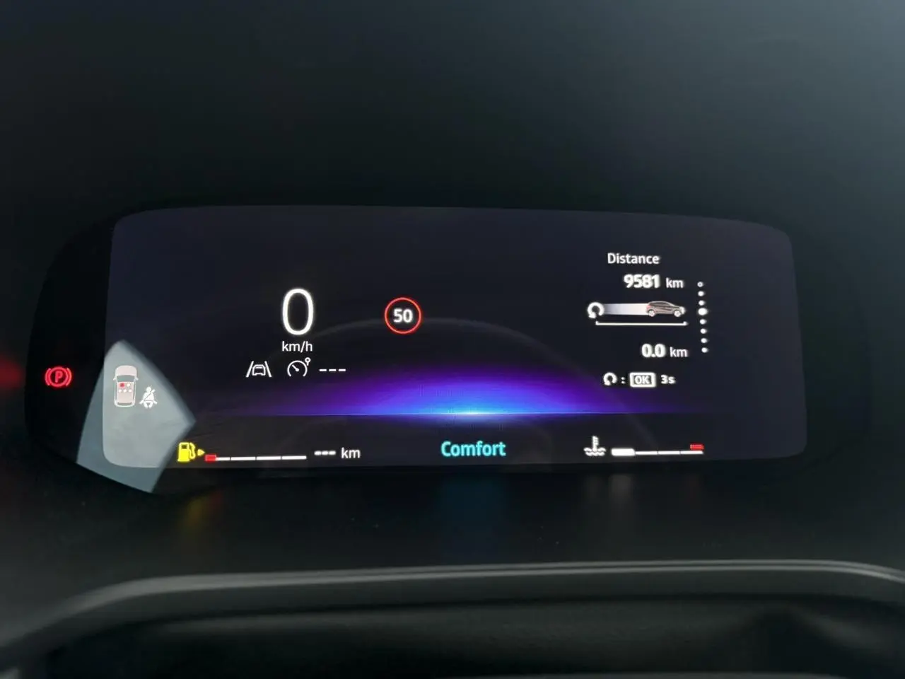 Tableau de bord numérique du Renault Captur 2025 affichant la vitesse, mode confort et distance parcourue, vue frontale.