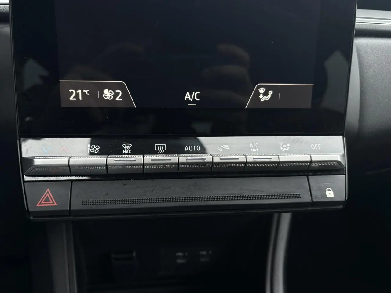 Détail de la console centrale du Renault Captur 2025 avec commandes climatisation automatique et écran tactile noir.