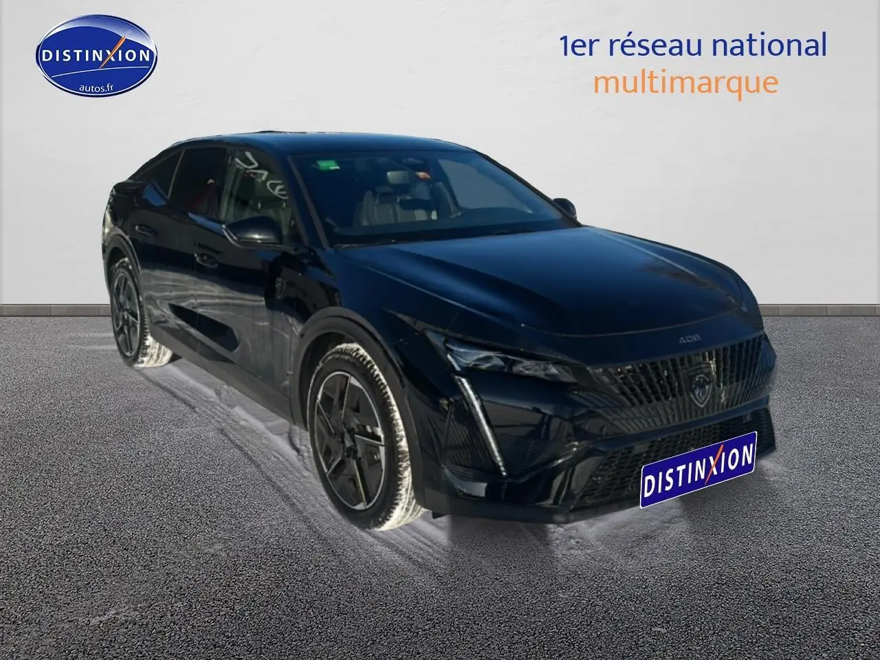 Peugeot 408 Hybrid 145 GT noir vue 3/4 avant droit sur sol gris avec jantes alu et calandre distinctive.