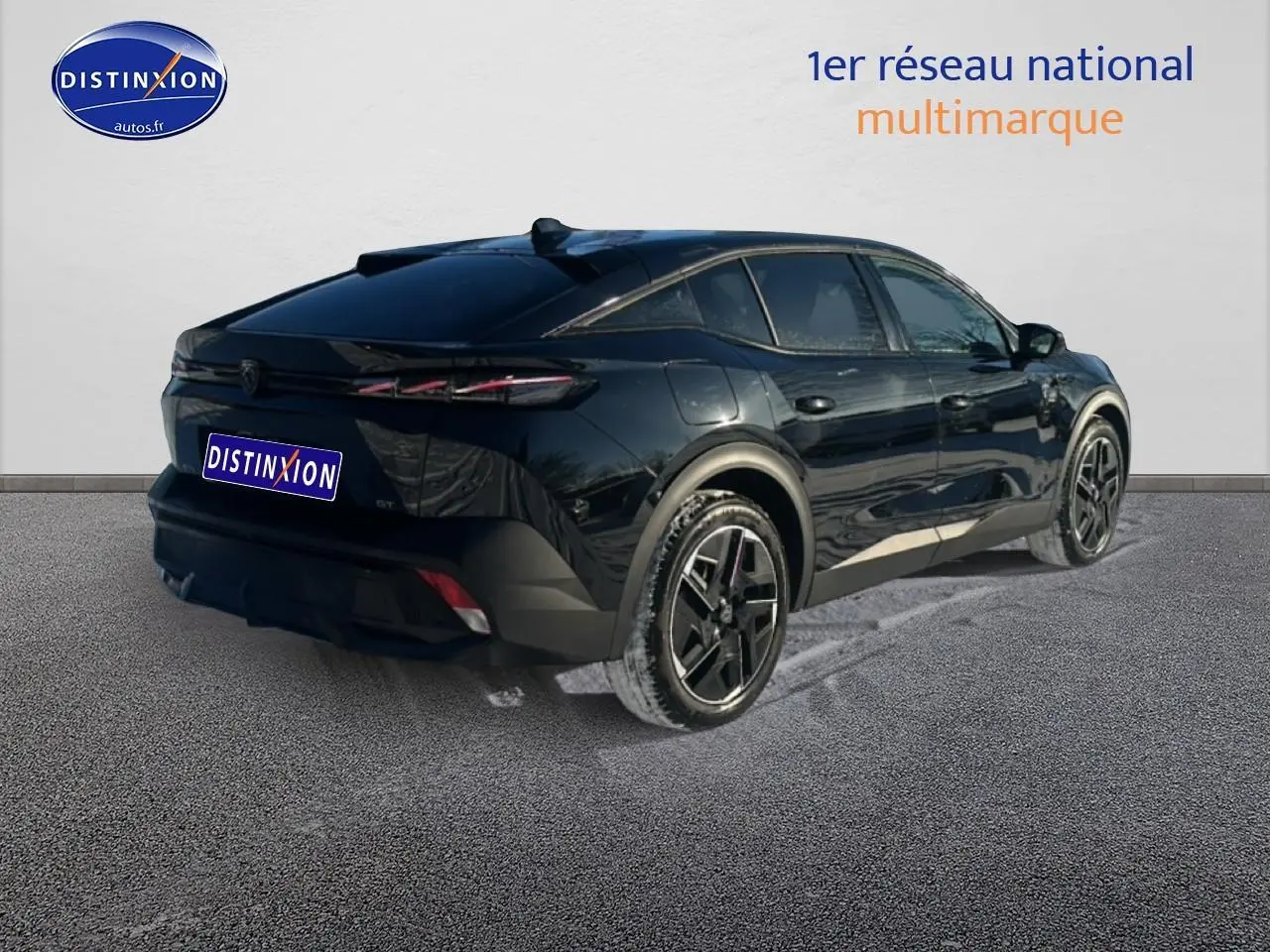 Vue 3/4 arrière droite d'une Peugeot 408 Hybrid 145 GT noire avec jantes alu et vitres surteintées.