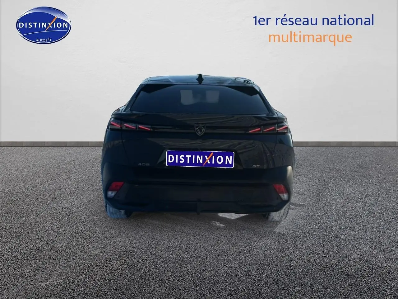 Vue arrière d'une Peugeot 408 Hybrid 145 GT noire avec feux LED et lunette arrière surteintée.
