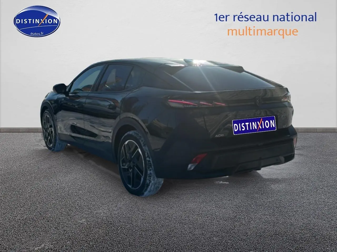 Vue 3/4 arrière gauche d'une Peugeot 408 Hybrid 145 GT noire avec jantes alu et vitres surteintées.