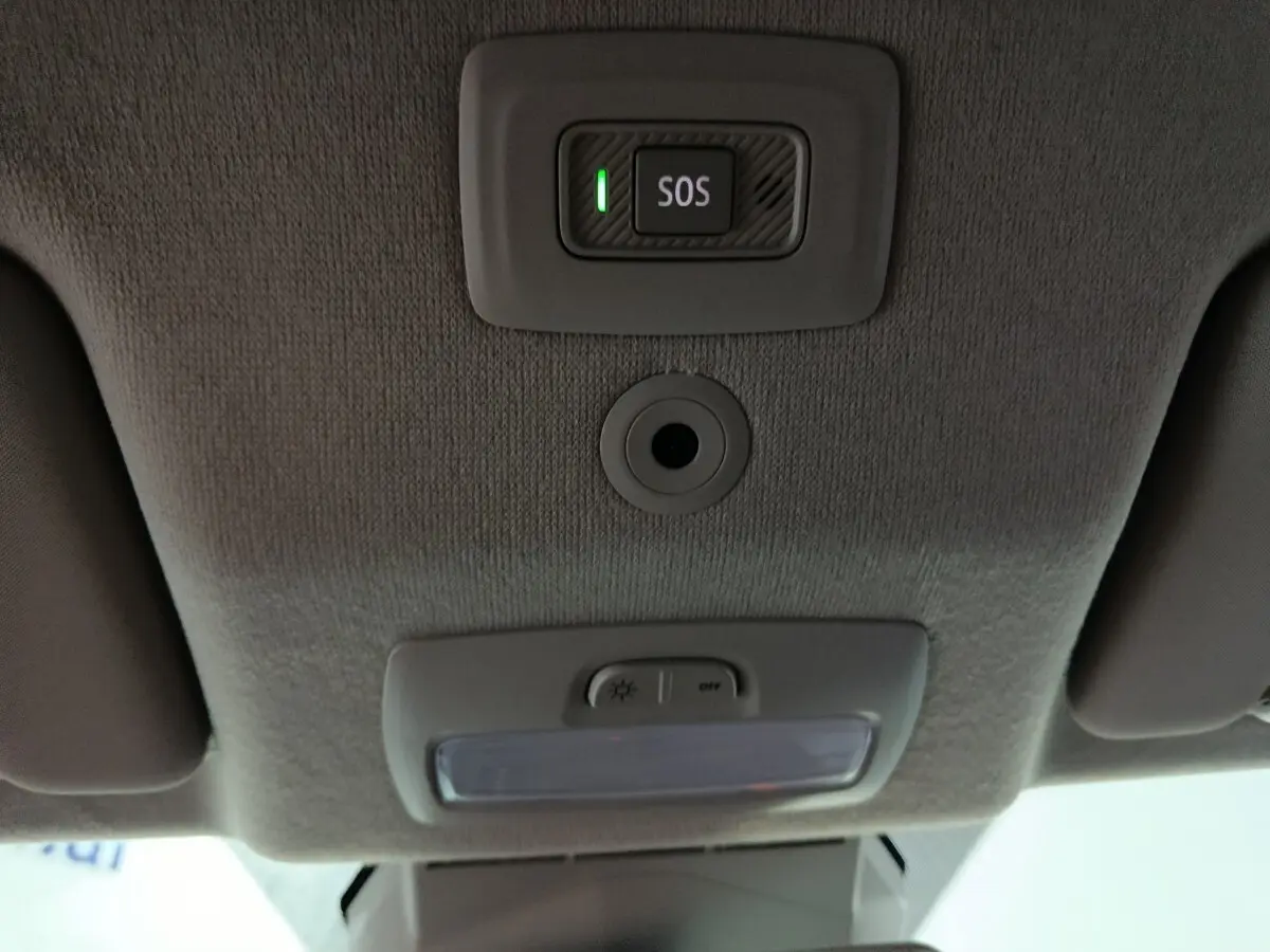 Vue intérieure du plafonnier gris avec bouton SOS éclairé sur la Dacia Sandero Extreme+ TCe 110 2024.