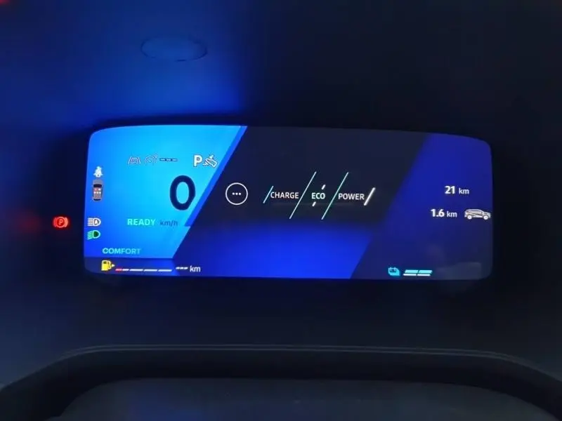 Tableau de bord numérique bleu du Renault Symbioz 2025 affichant mode de conduite et autonomie.