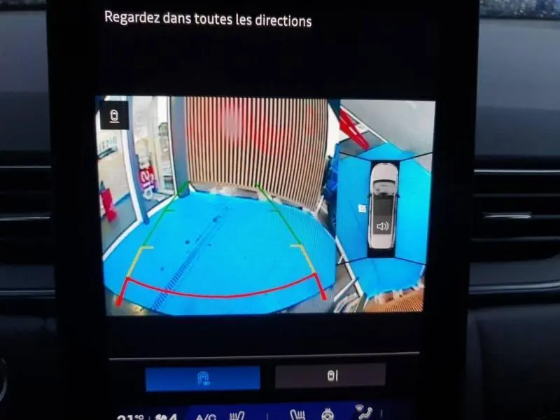 Affichage caméra de recul et vue panoramique 360° du Renault Symbioz noir étoilé, avec guidage de trajectoire visible.