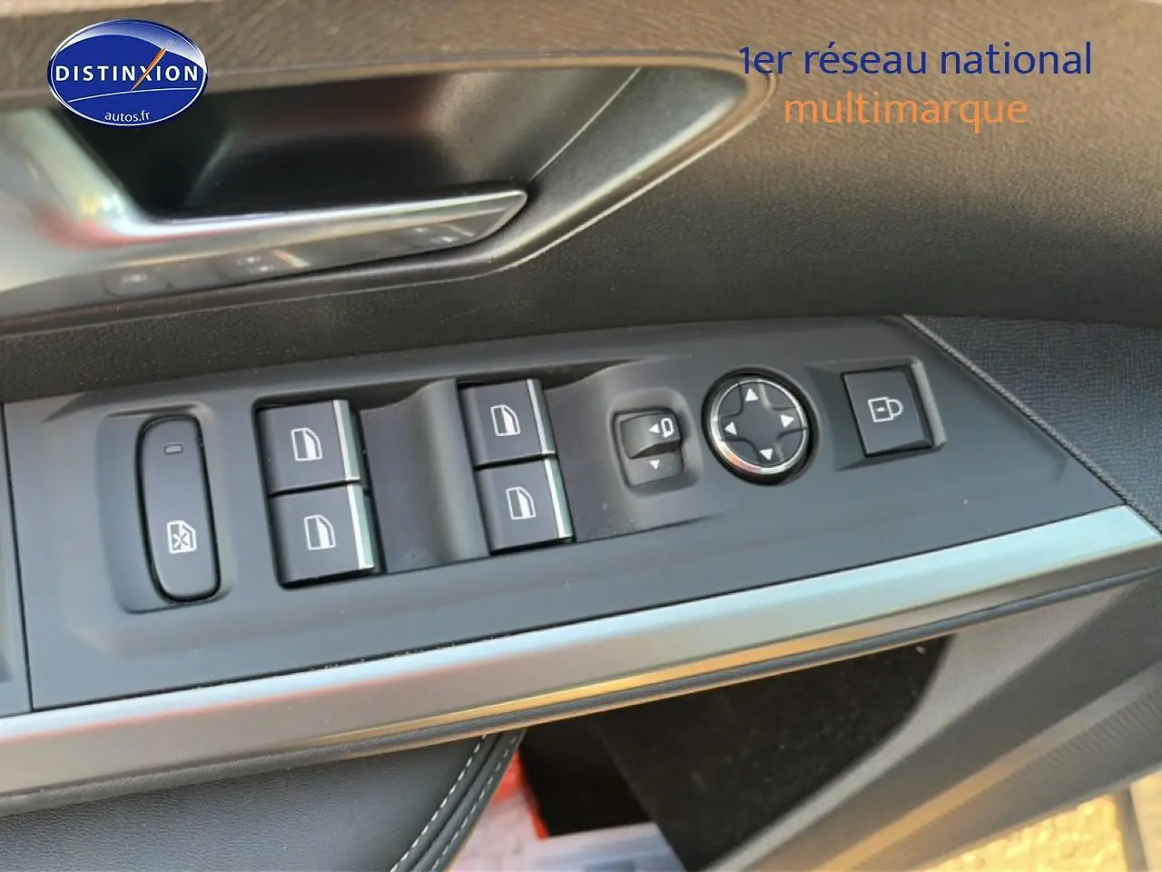 Gros plan sur la commande des vitres et rétroviseurs côté conducteur du Peugeot 3008 gris 2025.