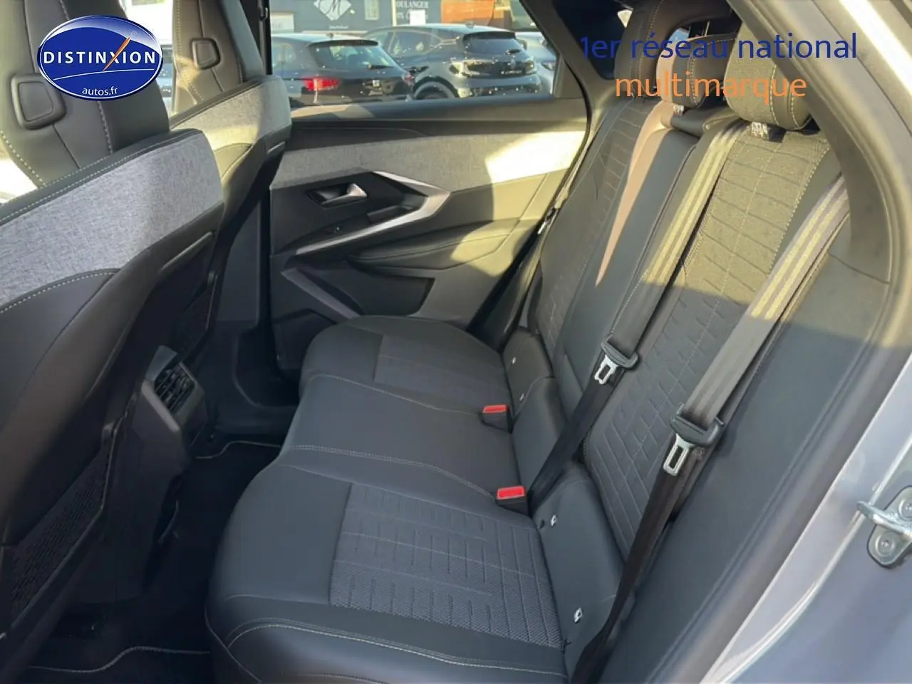 Vue côté gauche de la banquette arrière gris foncé du Peugeot 3008 1.2 hybrid 145 GT avec ceintures et appuis-tête.