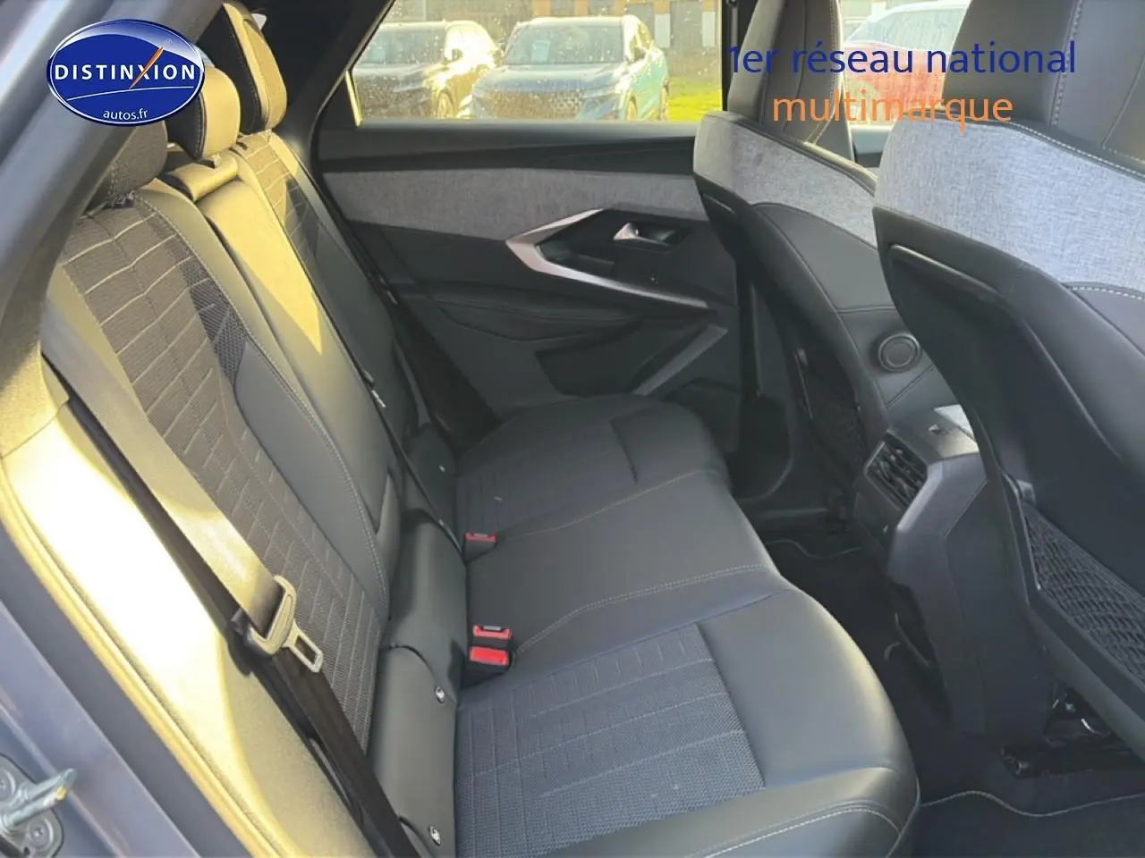 Vue intérieure côté gauche des sièges arrière gris du Peugeot 3008 1.2 hybrid 145 GT e-DCS6 2025.
