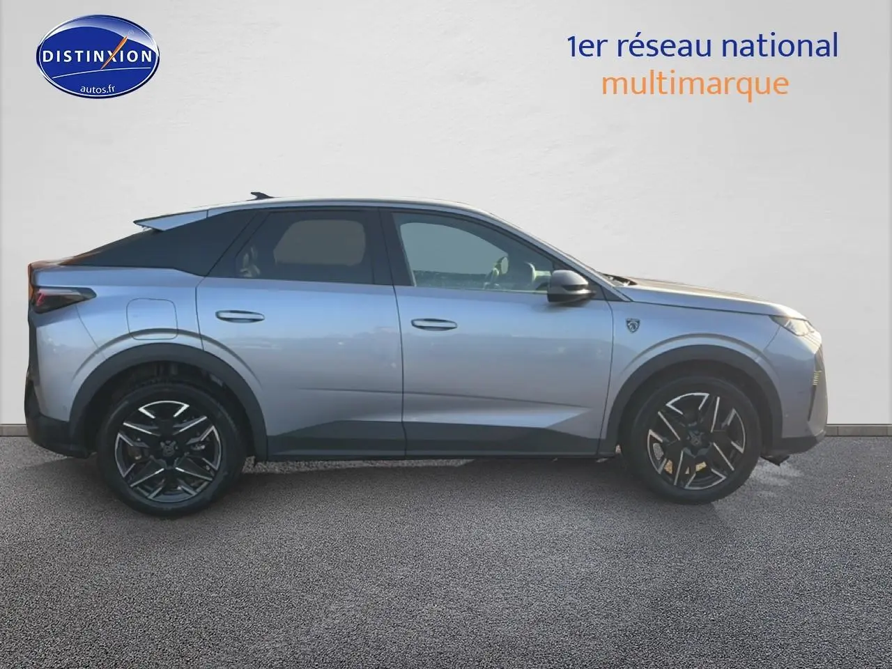 Profil côté gauche du Peugeot 3008 gris 2025 avec jantes alu noires et toit noir contrasté.