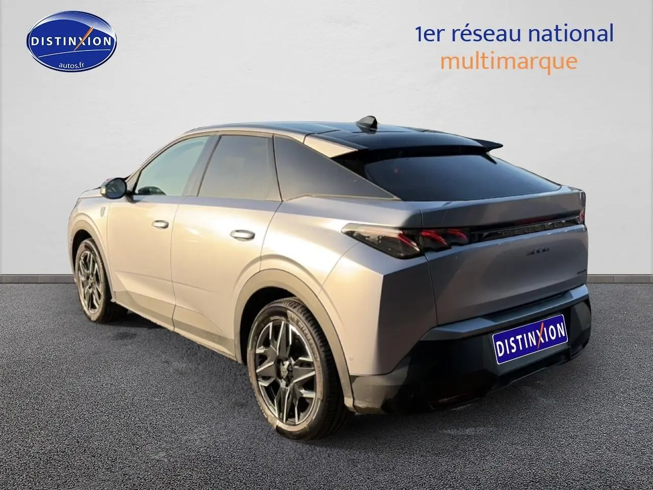 Vue 3/4 arrière droite d’un Peugeot 3008 gris 2025 avec jantes alu et vitres arrière surteintées.