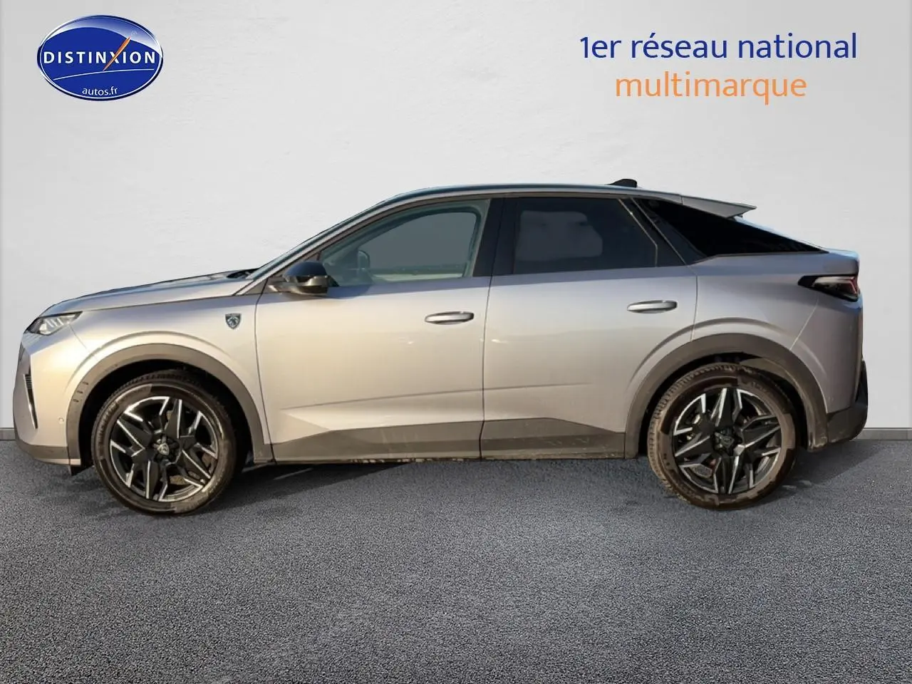 Peugeot 3008 gris en profil droit, jantes alliage noires et toit noir contrasté visible.