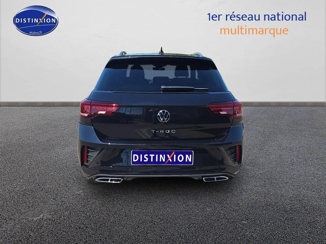 Vue arrière d'un Volkswagen T-Roc noir perle avec feux LED et double sortie d'échappement rectangulaire.