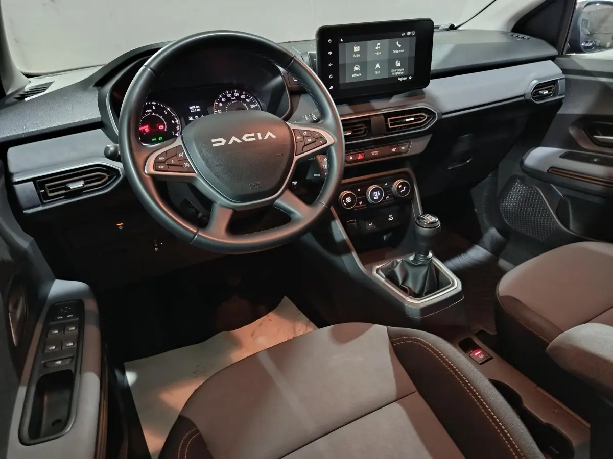 Vue intérieure côté conducteur du tableau de bord et volant cuir synthétique de la Dacia Sandero Extreme+ TCe 110 2024.