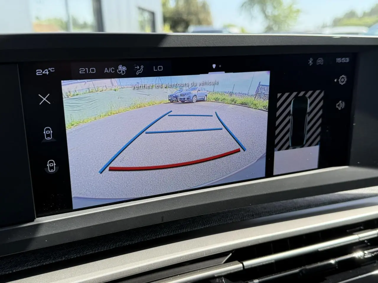 Affichage de la caméra de recul du Peugeot 3008 Hybrid noir Perla montrant la zone derrière le véhicule avec repères de guidage.