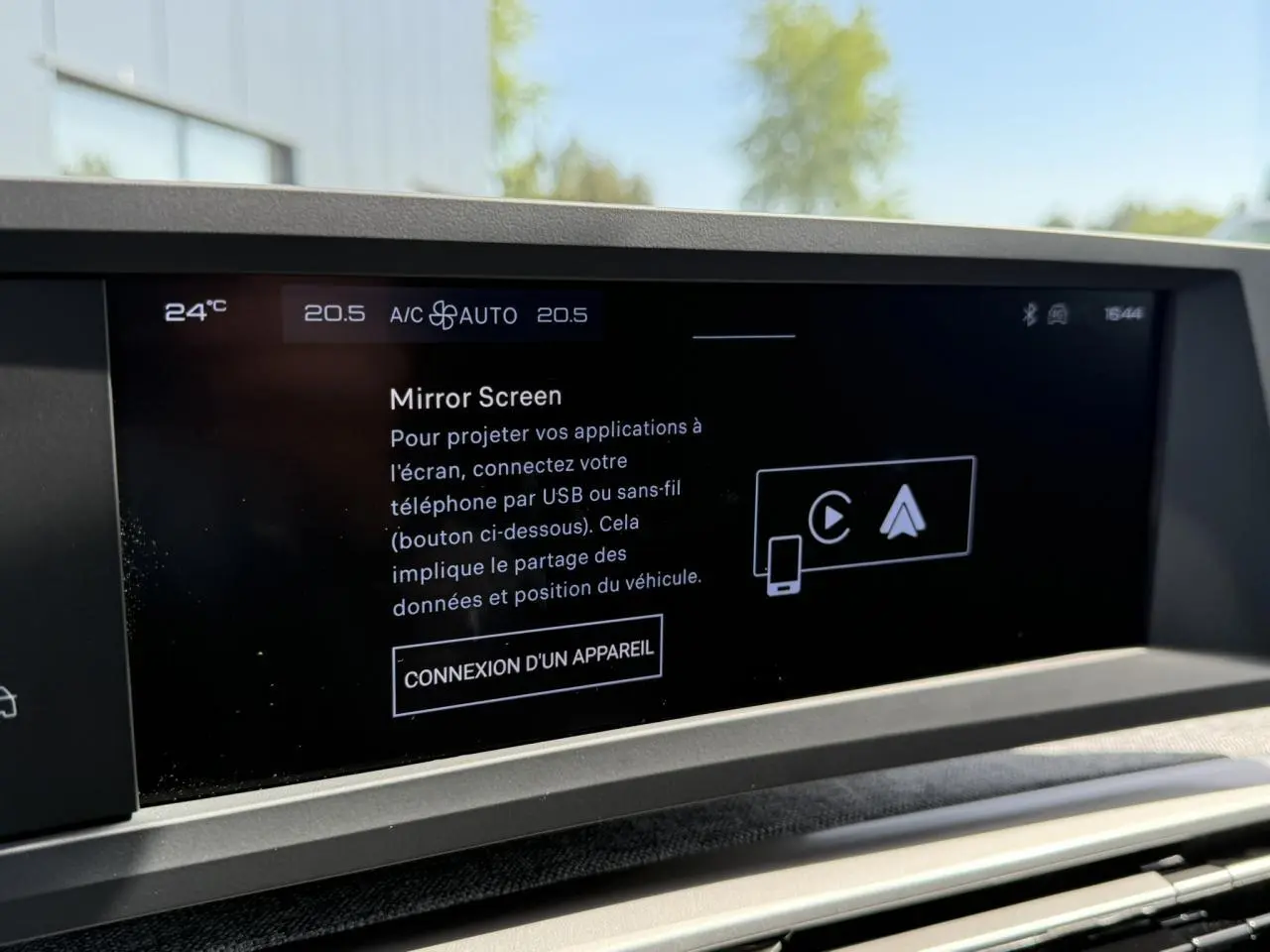 Écran tactile Peugeot i-Cockpit panoramique affichant la fonction Mirror Screen dans un 3008 Hybrid noir Perla.