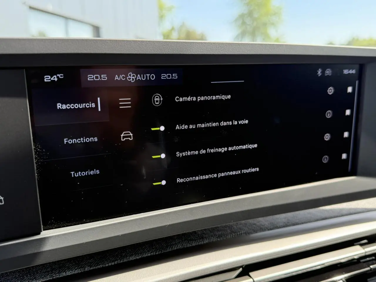Écran tactile central du Peugeot 3008 Hybrid 2025 affichant les options d'aide à la conduite et climatisation à 20,5°C