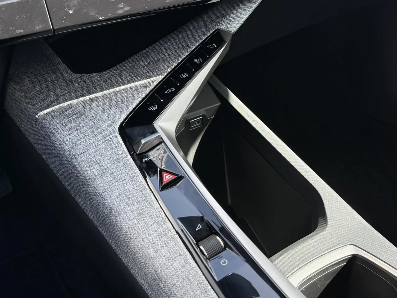 Détail de la console centrale grise avec commandes tactiles et molette du Peugeot 3008 Hybrid 145 e-DSC6 Allure 2025.