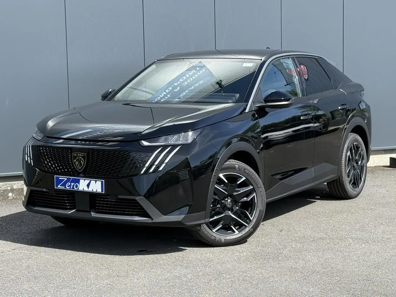 Peugeot 3008 Hybrid 145 e-DSC6 Allure noir Perla en 3/4 avant droit avec jantes alliage 19'' diamantées.