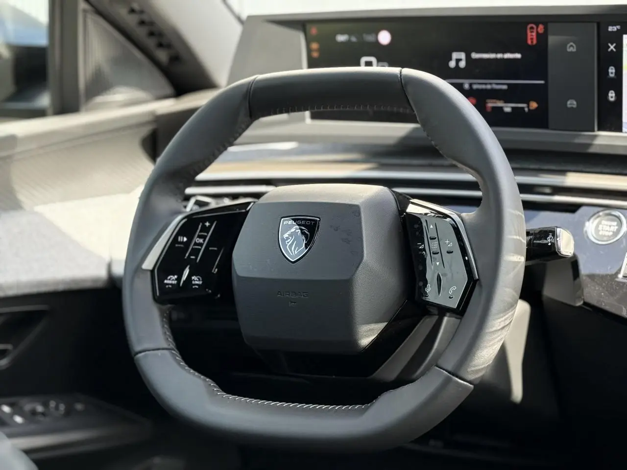 Volant compact en cuir noir avec commandes intégrées du Peugeot 3008 Hybrid 145, vue rapprochée du poste de conduite.