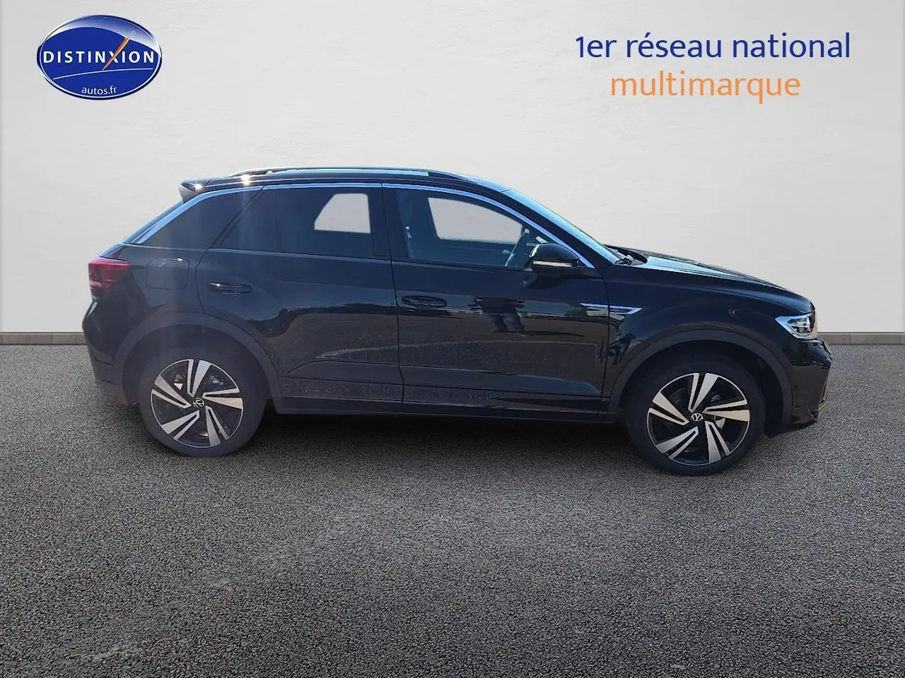 Profil côté gauche d'un Volkswagen T-Roc noir perle finition R-Line avec jantes alliage 18 pouces Nevada noir.