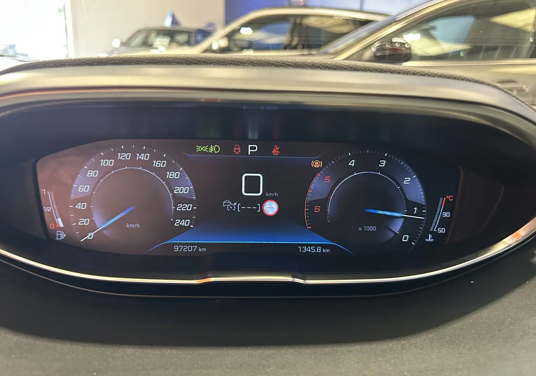 Vue rapprochée du tableau de bord numérique du Peugeot 5008 2020, affichant la vitesse et le compte-tours.