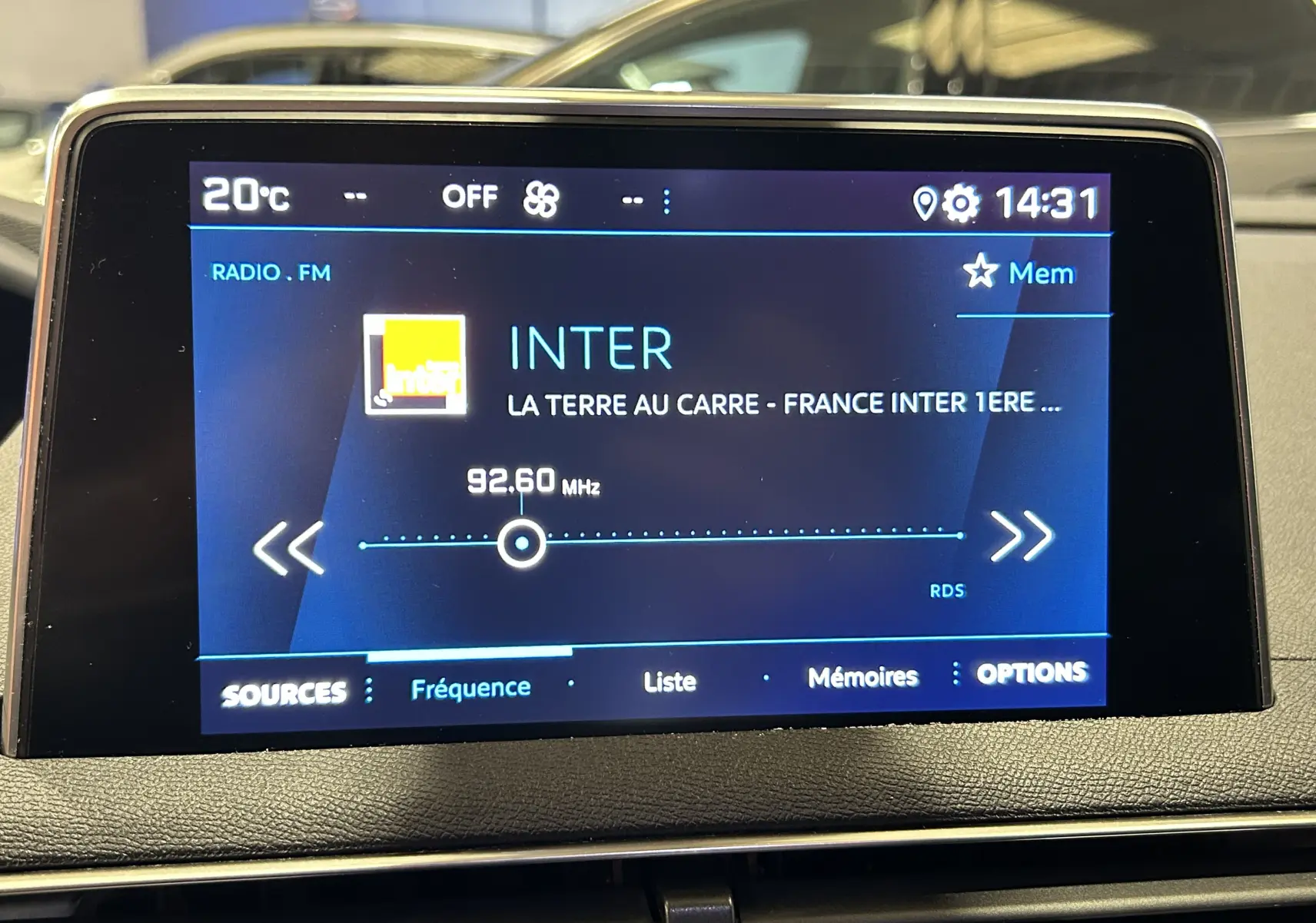 Écran tactile central du Peugeot 5008 2020 affichant la radio FM sur fréquence 92,6 MHz dans un intérieur gris.