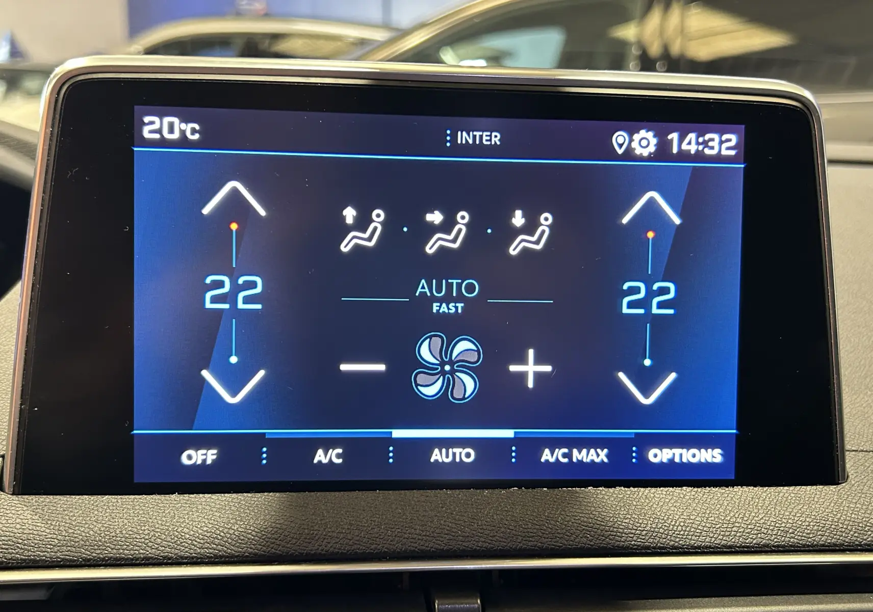 Écran tactile central du Peugeot 5008 2020 montrant la climatisation automatique réglée à 22°C, interface moderne et épurée.