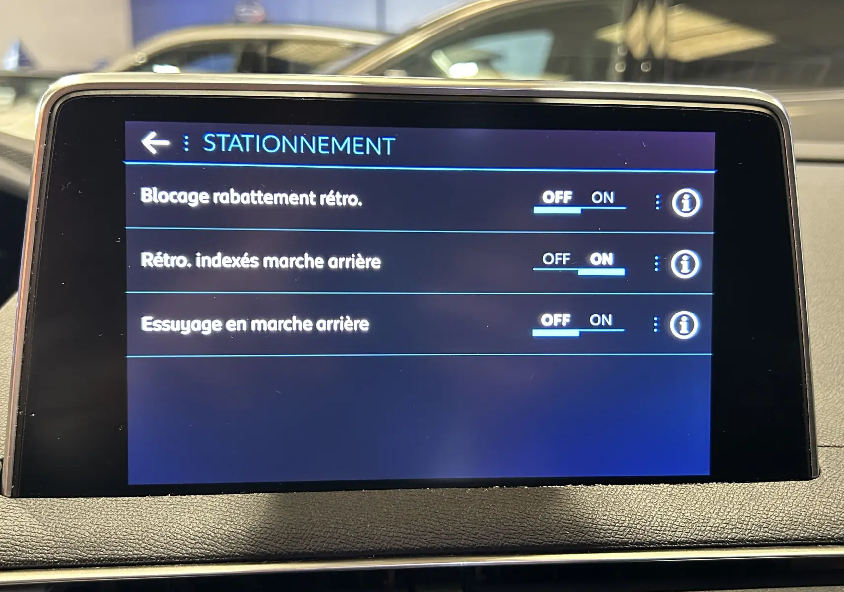 Écran tactile intérieur du Peugeot 5008 2020 affichant les réglages de stationnement en français.