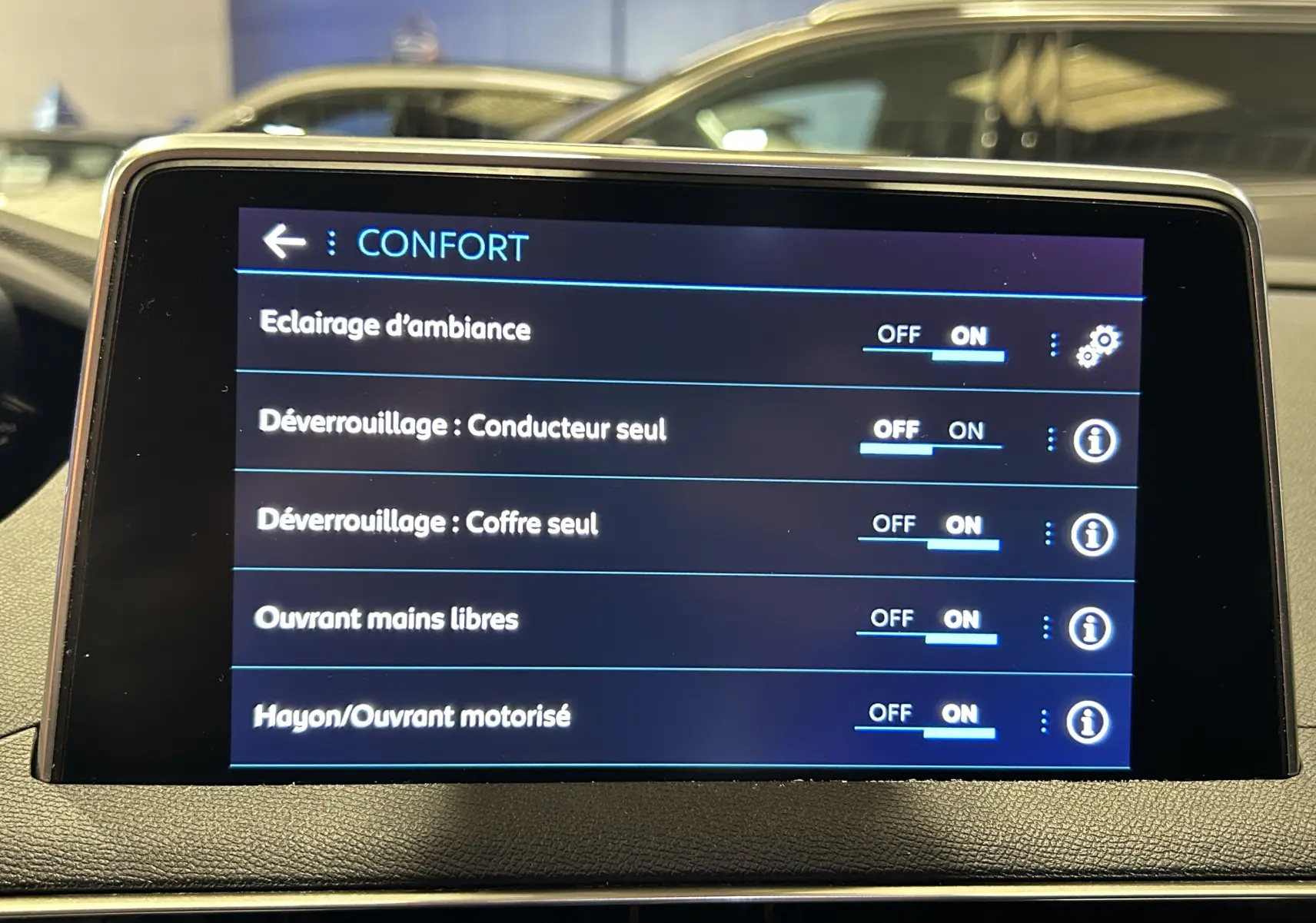 Écran tactile intérieur du Peugeot 5008 2020 affichant les réglages confort avec options d'éclairage et hayon motorisé.