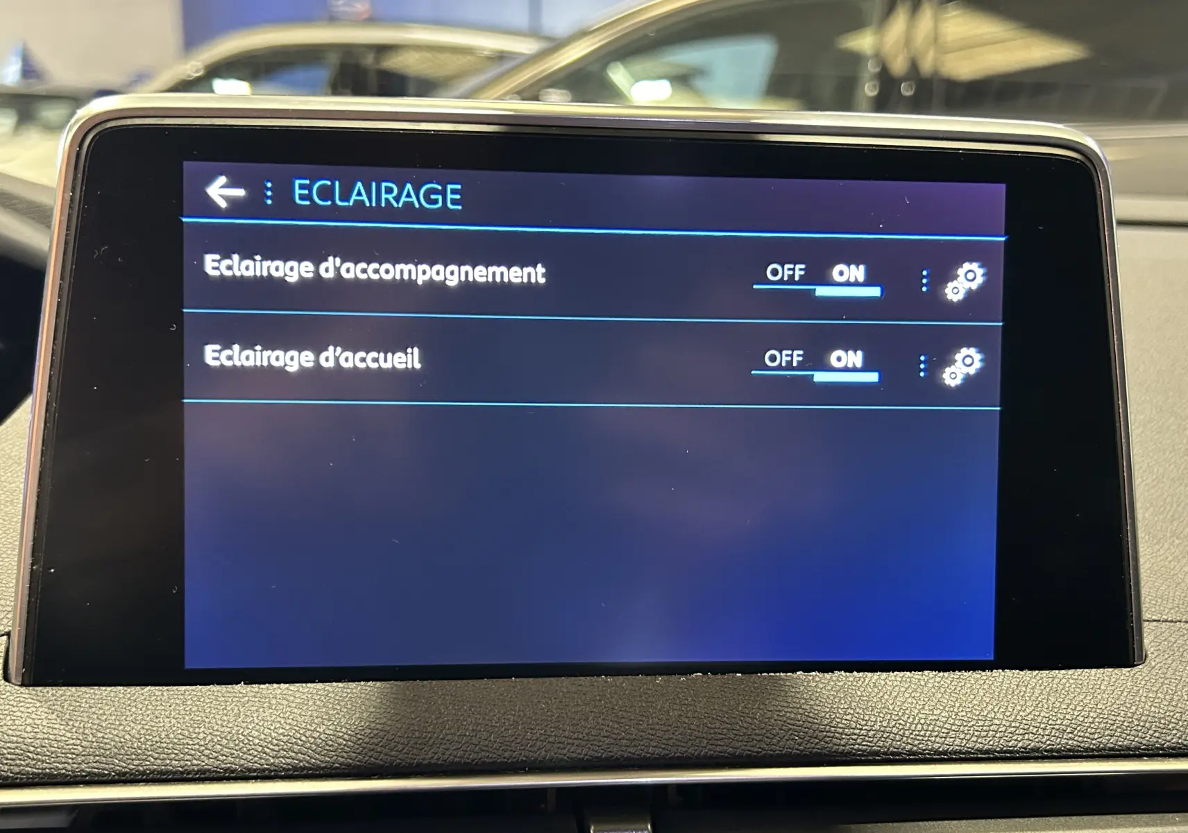 Écran tactile du tableau de bord du Peugeot 5008 2020 affichant les réglages d'éclairage d'accompagnement et d'accueil.