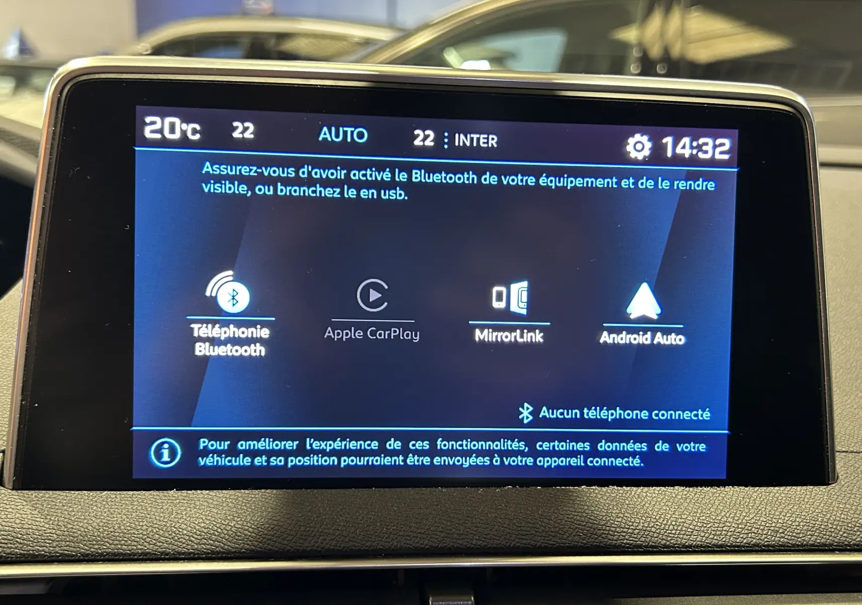 Écran tactile central du Peugeot 5008 2020 affichant les options Bluetooth, Apple CarPlay, MirrorLink et Android Auto.