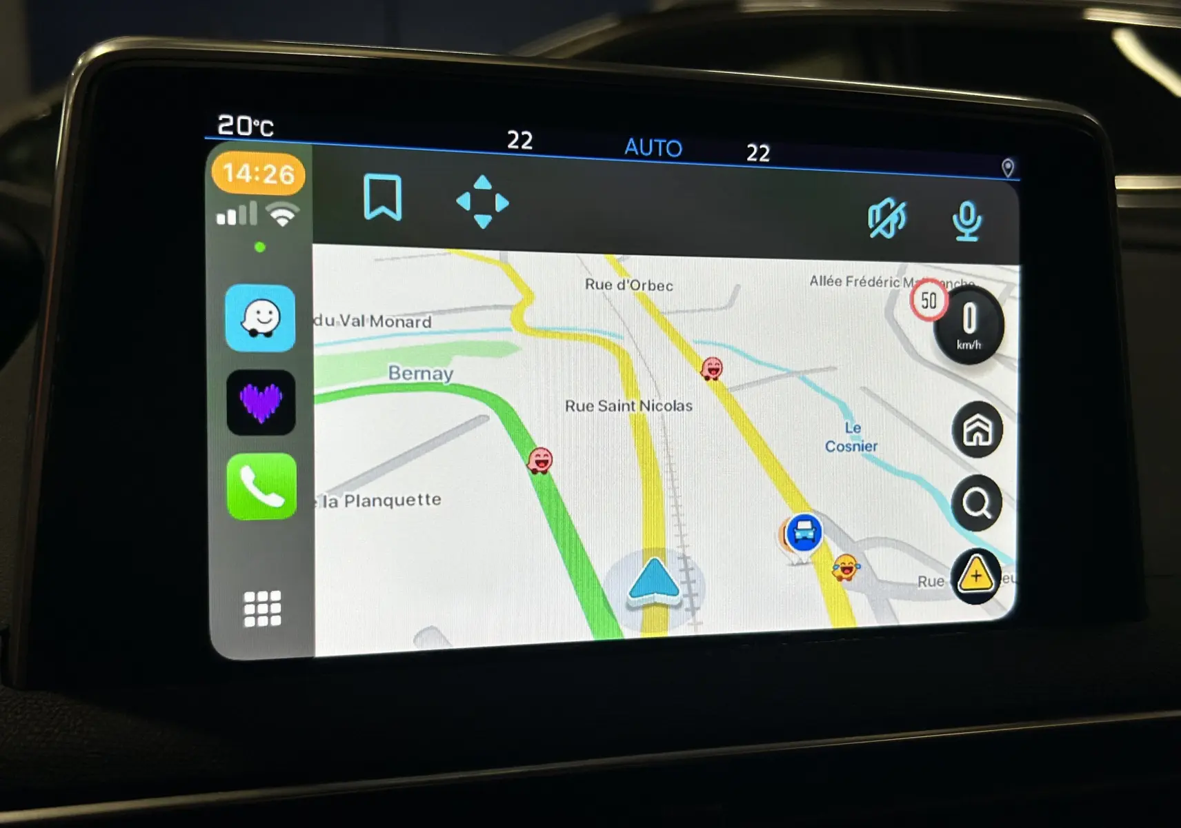 Écran tactile du système de navigation de la Peugeot 5008 2020 affichant une carte avec itinéraire et icônes colorées.