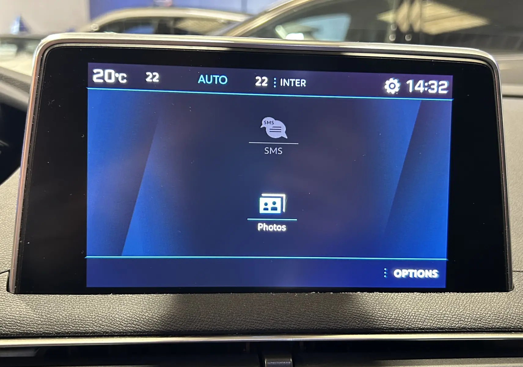 Écran tactile central du Peugeot 5008 2020 affichant les options SMS et Photos avec température à 20°C.