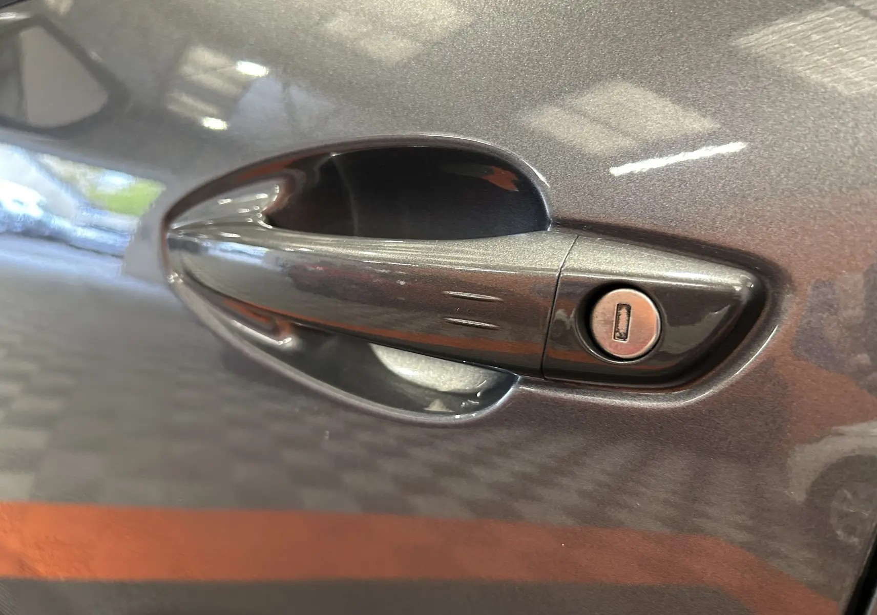 Poignée de porte avant droite gris métallisé du Peugeot 5008 BlueHDi 130 EAT8 Allure 2020 avec serrure visible.