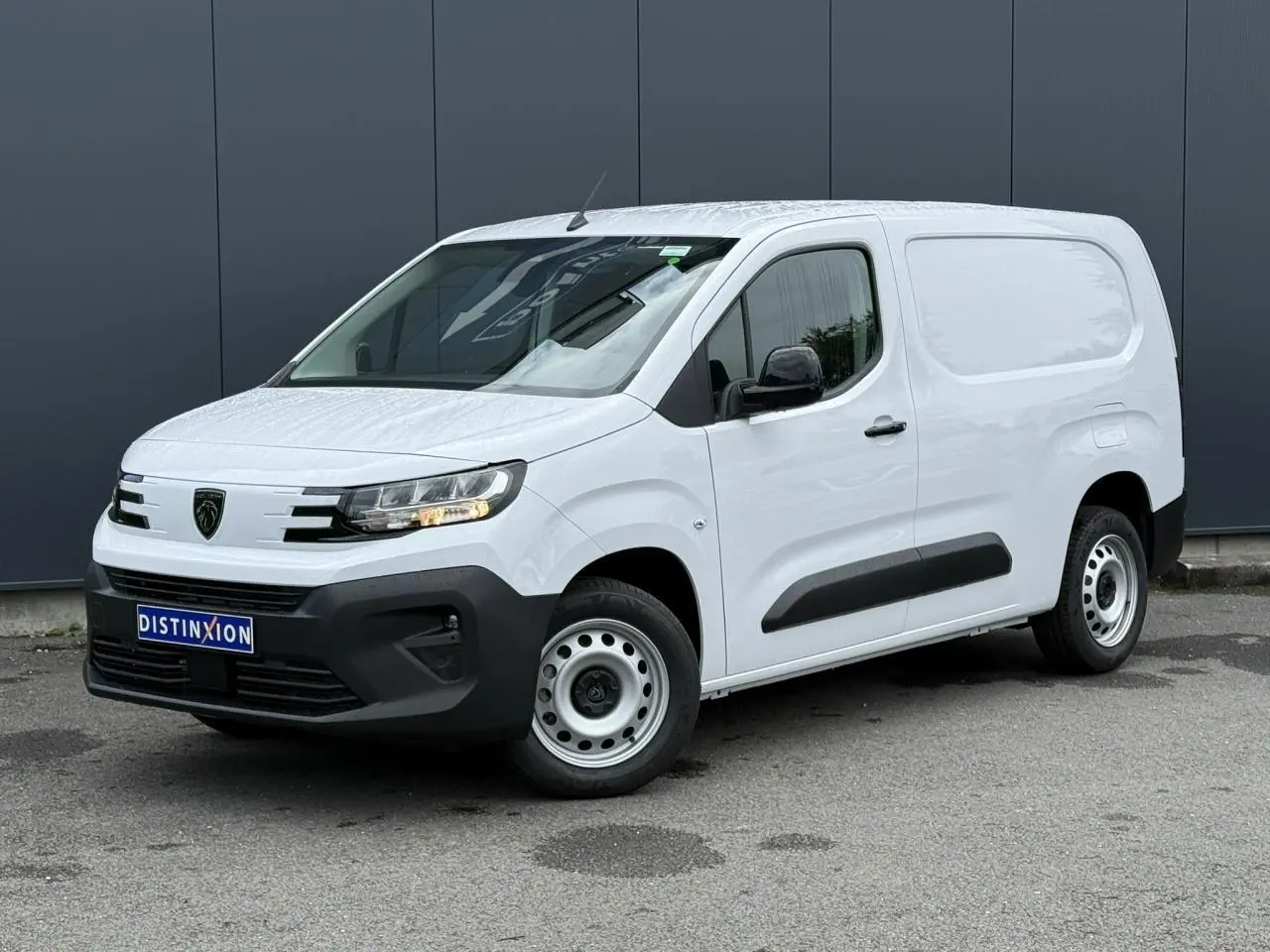 Peugeot Partner blanc en vue 3/4 avant droit, avec pare-chocs noirs et jantes acier simples.