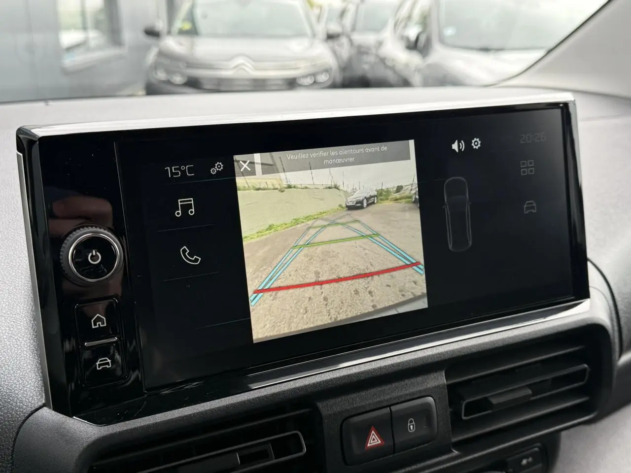 Écran tactile du tableau de bord du Peugeot Partner blanc 2025 montrant la caméra de recul en action.