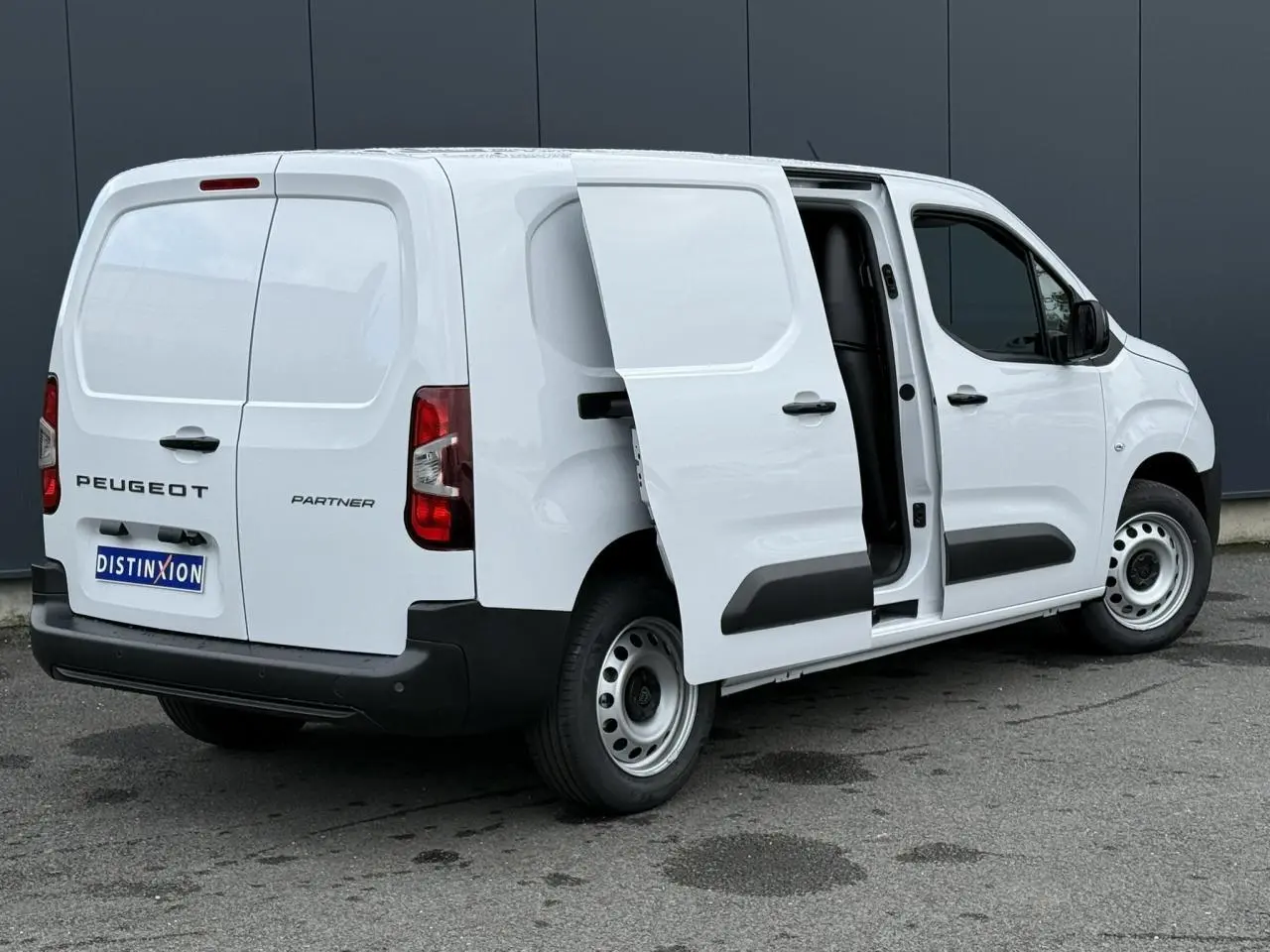 Vue 3/4 arrière droite d'un Peugeot Partner blanc avec porte latérale coulissante ouverte sur fond neutre.