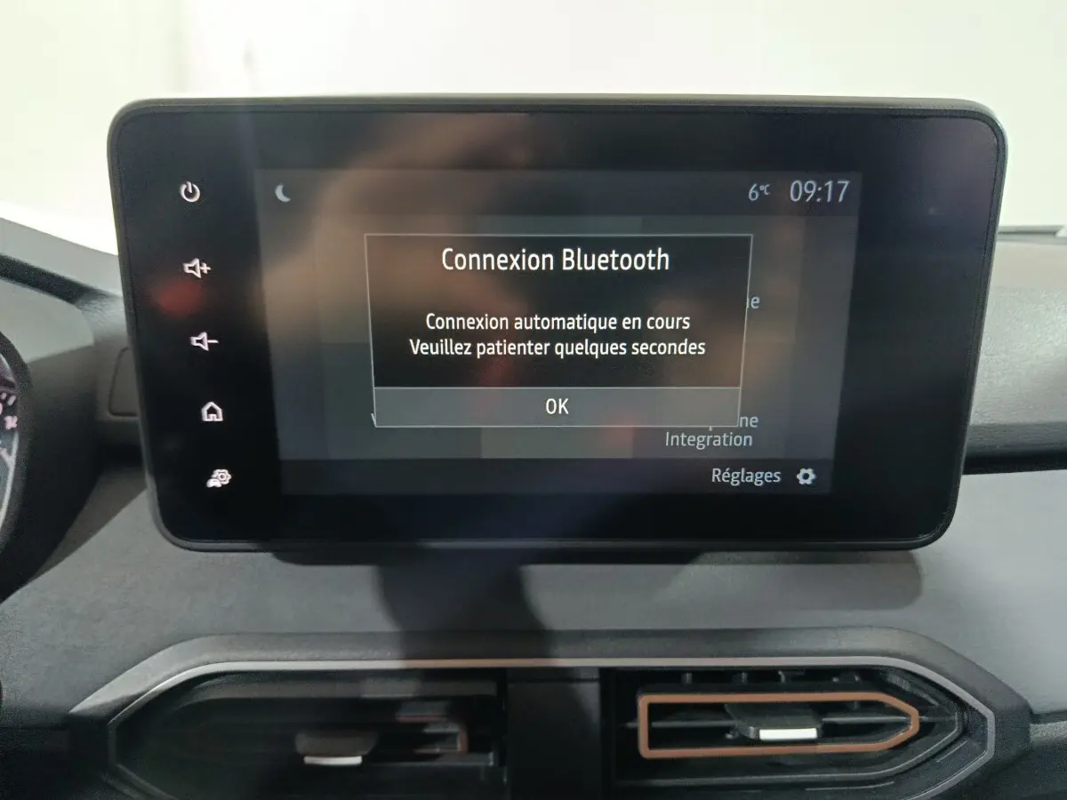 Écran tactile central de la Dacia Sandero Extreme+ 2024 affichant une connexion Bluetooth en cours.