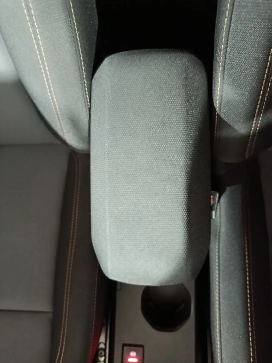 Vue rapprochée de l'accoudoir central tissu gris entre les sièges avant de la Dacia Sandero Extreme+ 2024.