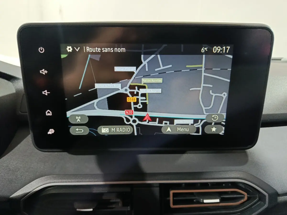Écran tactile central 8 pouces du tableau de bord de la Dacia Sandero Extreme+ TCe 110 2024 affichant la navigation GPS.