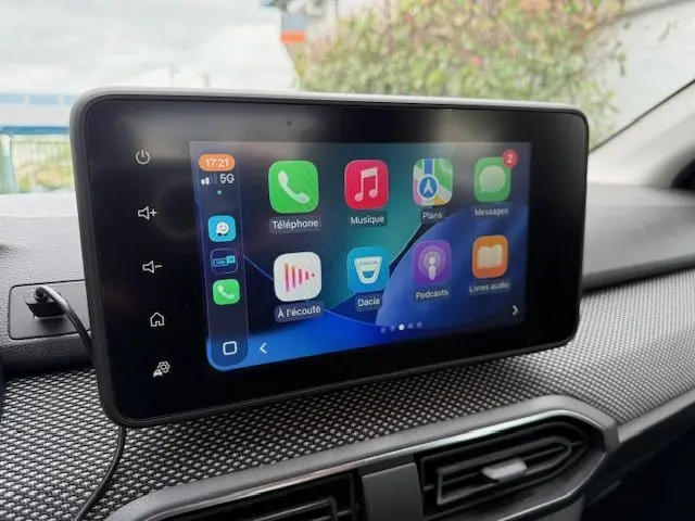 Écran tactile central du tableau de bord de la Dacia Sandero 2023 affichant l’interface Apple CarPlay.