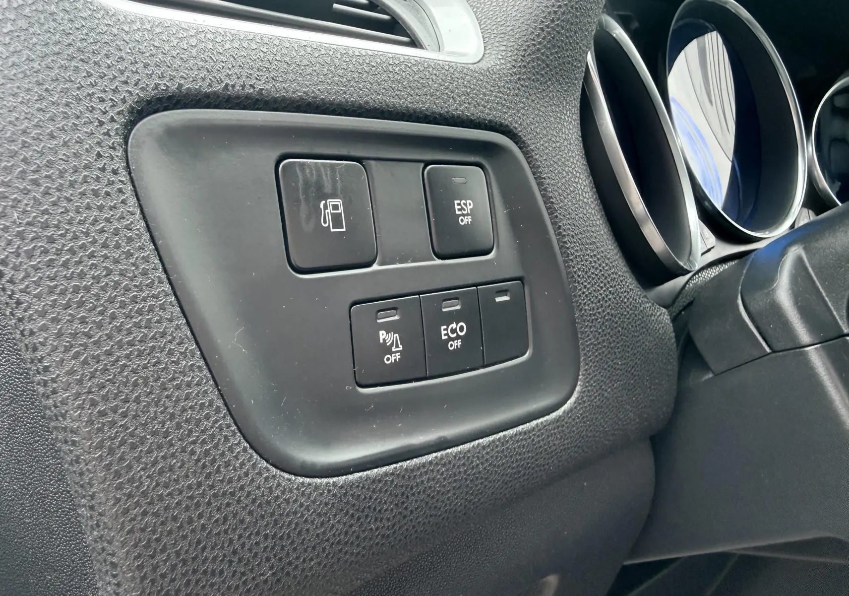 Détail des commandes noires sur le tableau de bord côté gauche d'une Citroën DS4 2012.