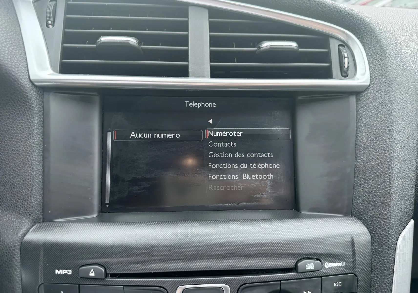 Écran central de la Citroën DS4 noir 2012 affichant le menu téléphone, entouré de la console et des aérateurs.