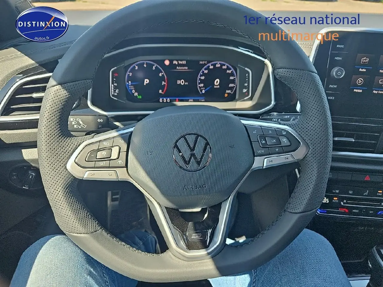 Vue rapprochée du volant cuir multifonction sport et du cockpit numérique du Volkswagen T-Roc noir perle 2025.