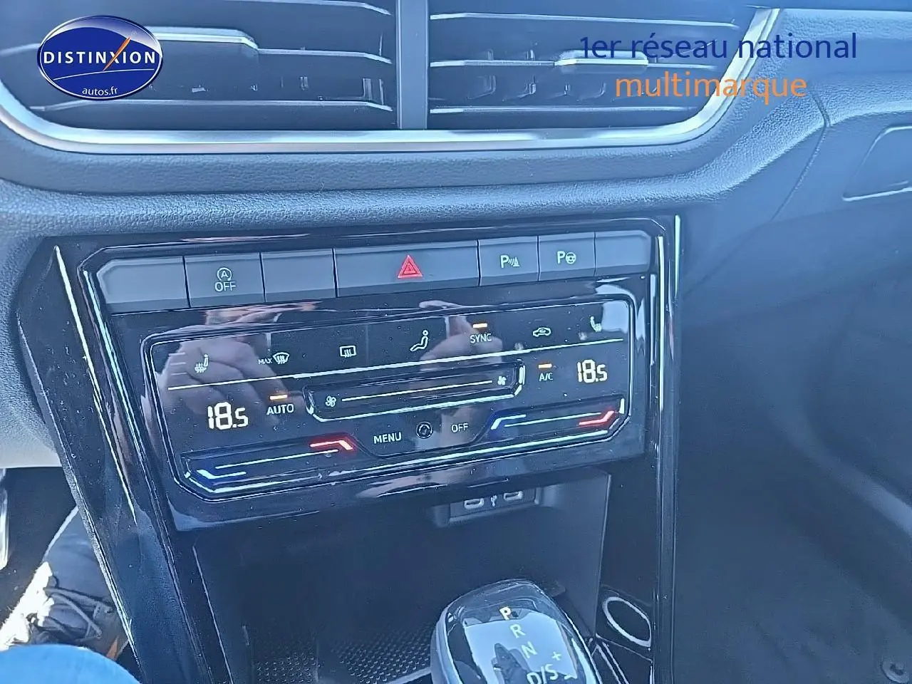 Console centrale avec commandes climatisation bi-zone et levier de boîte automatique du Volkswagen T-Roc noir perle 2025 vue intérieure avant