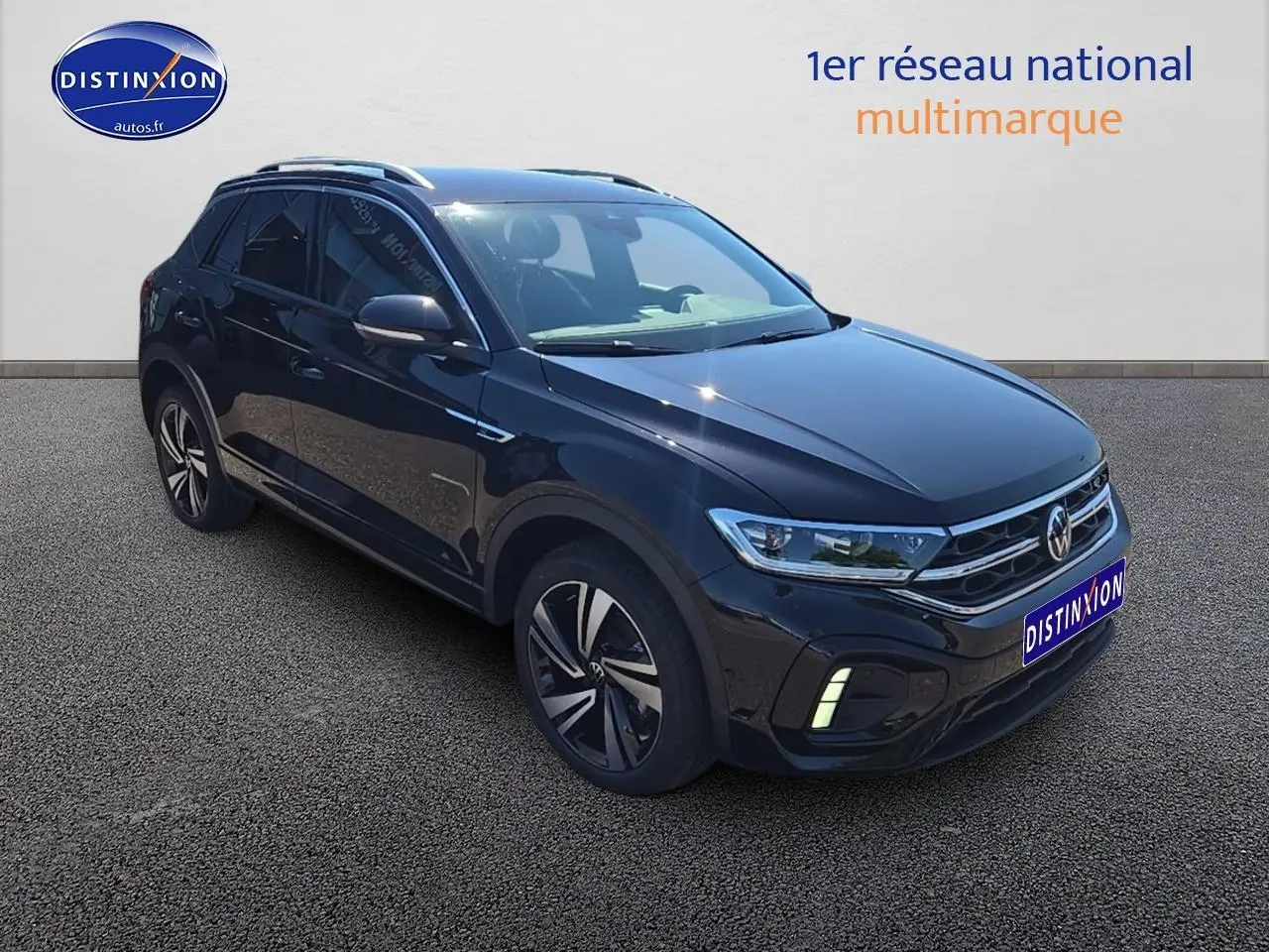 Volkswagen T-Roc noir perle en 3/4 avant droit avec jantes alliage et barres de toit argentées visibles