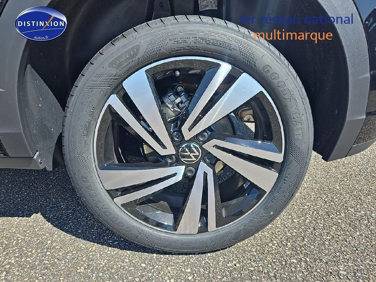 Gros plan sur la jante alliage 18 pouces Nevada noir et argent du côté avant droit du Volkswagen T-Roc noir perle.