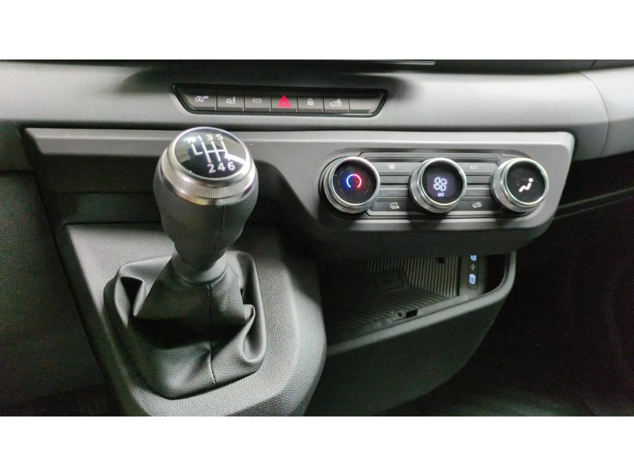 Gros plan sur le levier de vitesses manuel et les commandes de climatisation du Renault Master blanc 2025.