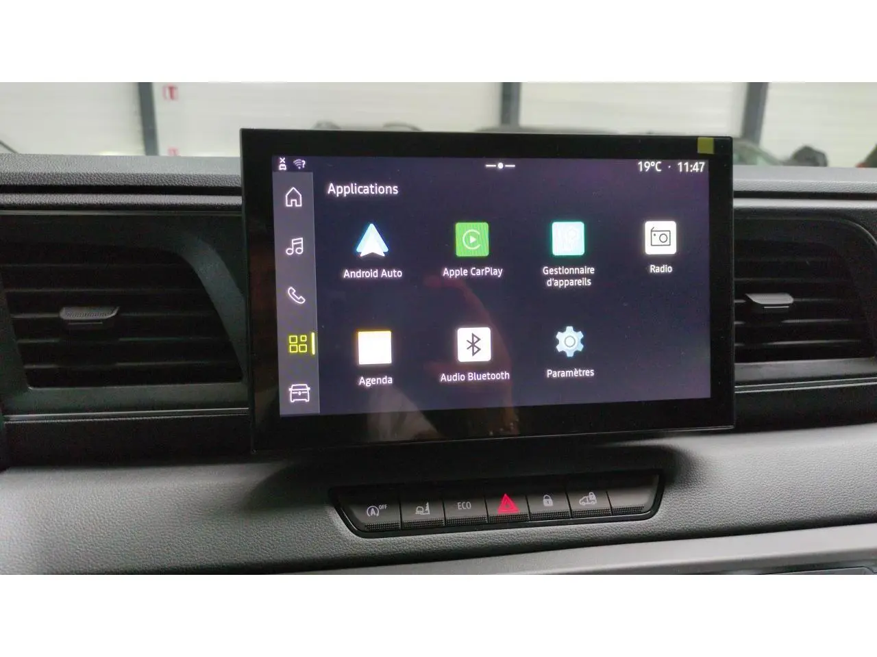 Écran tactile central du tableau de bord du Renault Master 2025 affichant les applications Android Auto et Apple CarPlay.